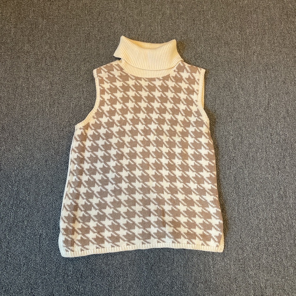 Vintage Womens Jean Pierre size small

Cowlneck Sleeveless Sweater